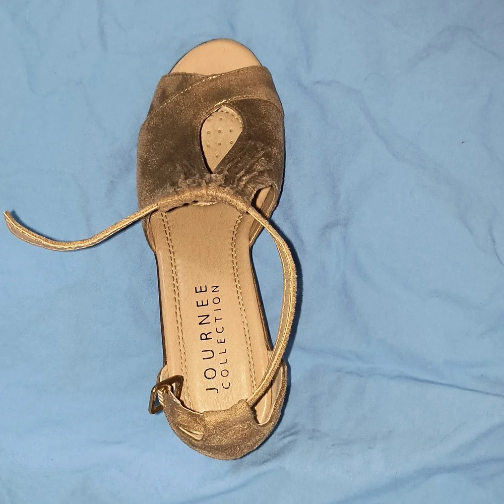 Journee Collection comfortable wedge